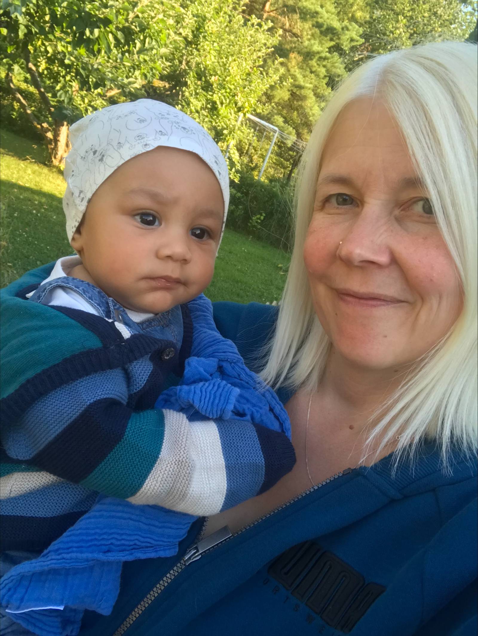 Maaria hymyilee vauva sylissään.