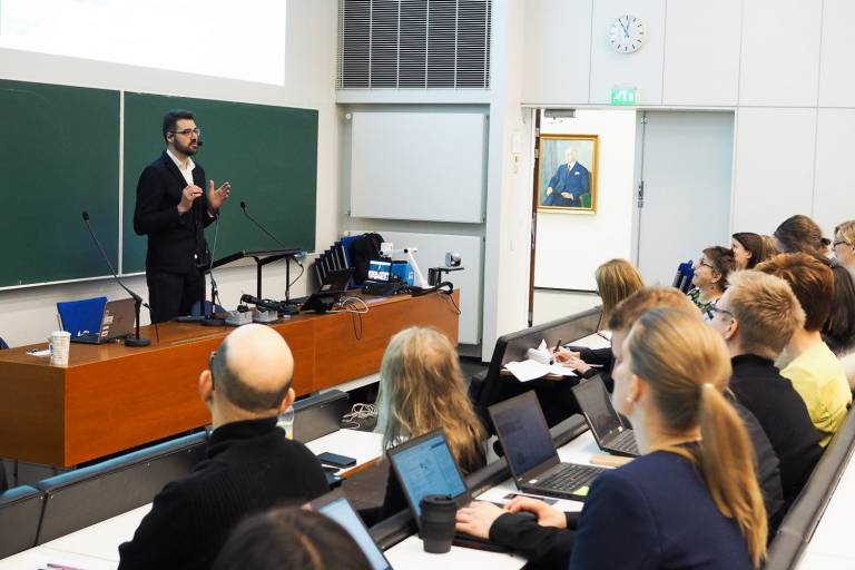 Ferran Davesa giving a presentation