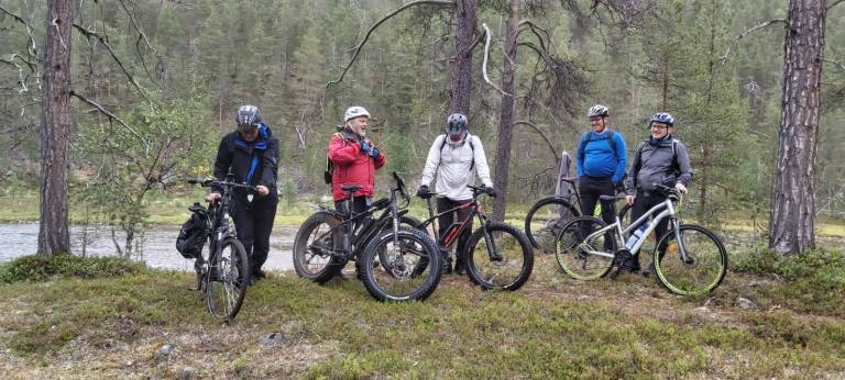 Ryhmäkuva metsässä