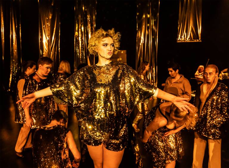 NoLoVe-esityskuva, kuvassa kolmannen vuosikurssinnätyläisiä