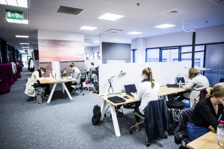 Opiskelijoita kirjastossa