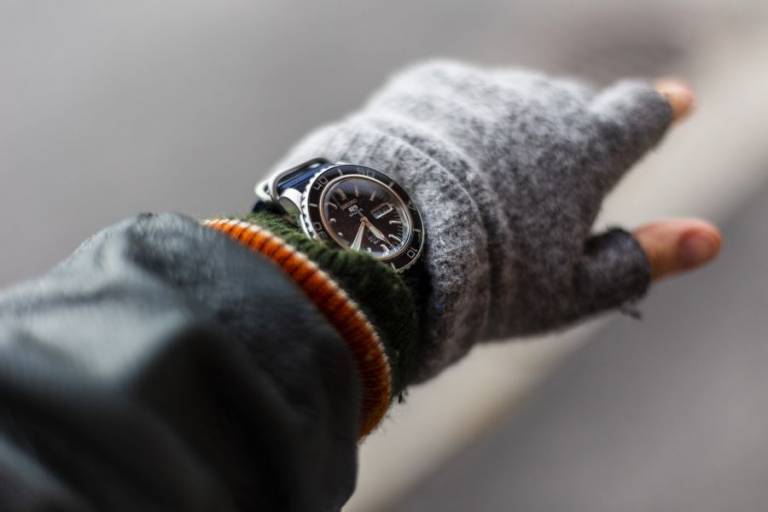 kuvituskuva, jossa eteenpäin osoittava käsi