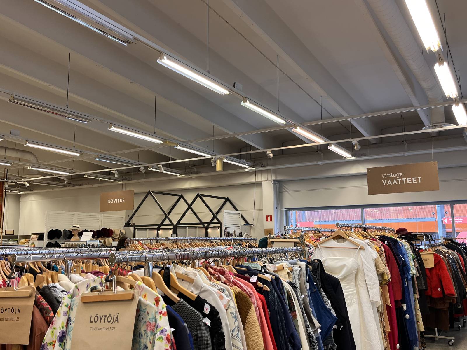 Vaaterekkejä kirpputorilla.