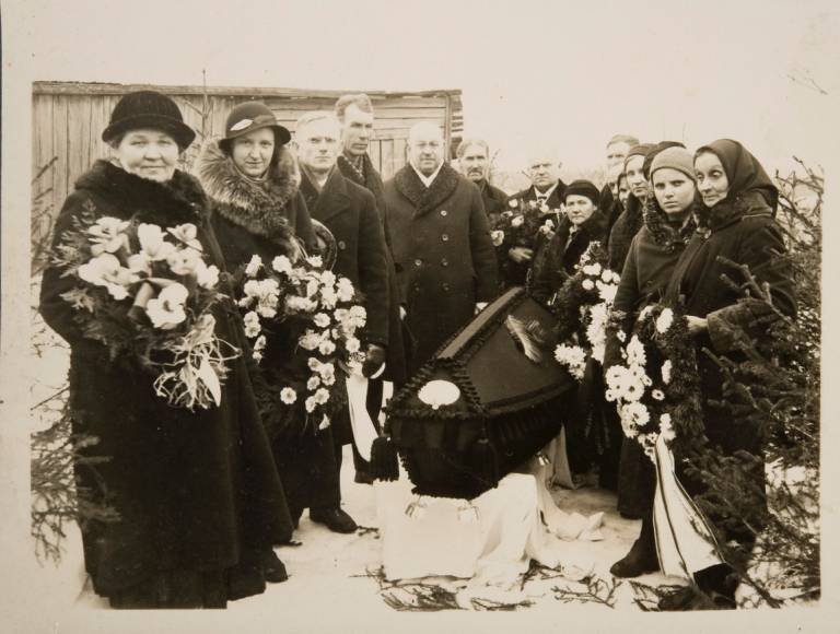 Vanha kuva hautajaisista.