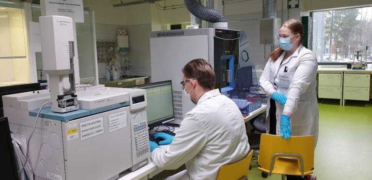 Santeri ja Krista tekevät ajosarjaa ICP-OES-laitteelle