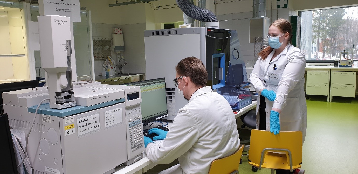 Santeri ja Krista tekevät ajosarjaa ICP-OES-laitteelle