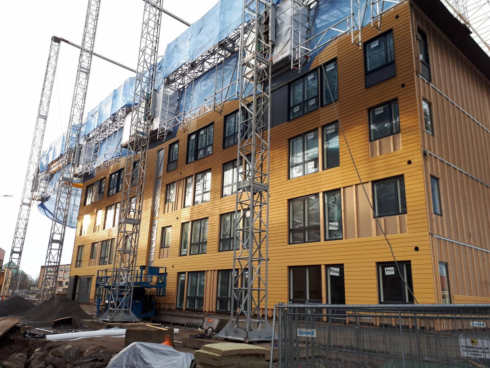 Turun Linnanfältin puukerrostalon rakentaminen sääsuojassa hupun alla
