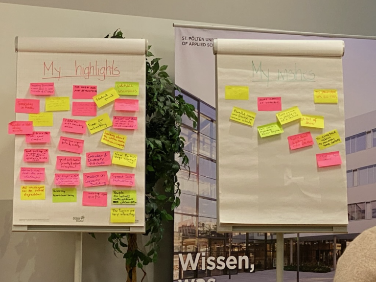 Kaksi valkoista fläppitaulua vierekkäin.