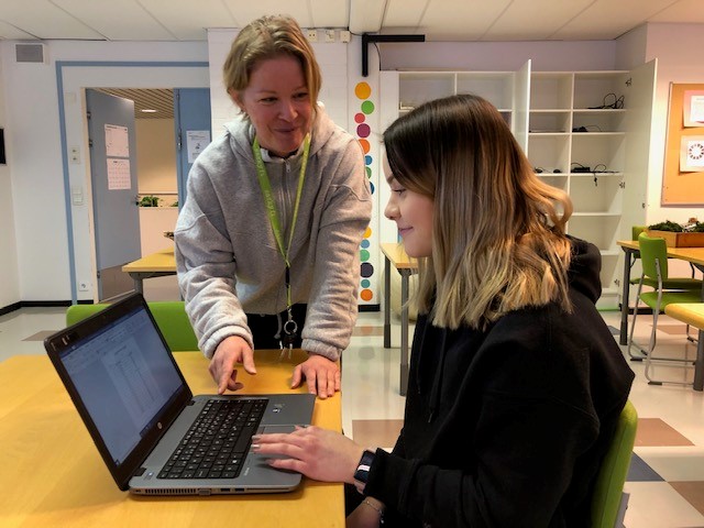 Mari auttaa opiskelijaa