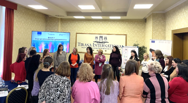 Ihmisiä lavalla ja lavan ympärille kerääntyneenä.