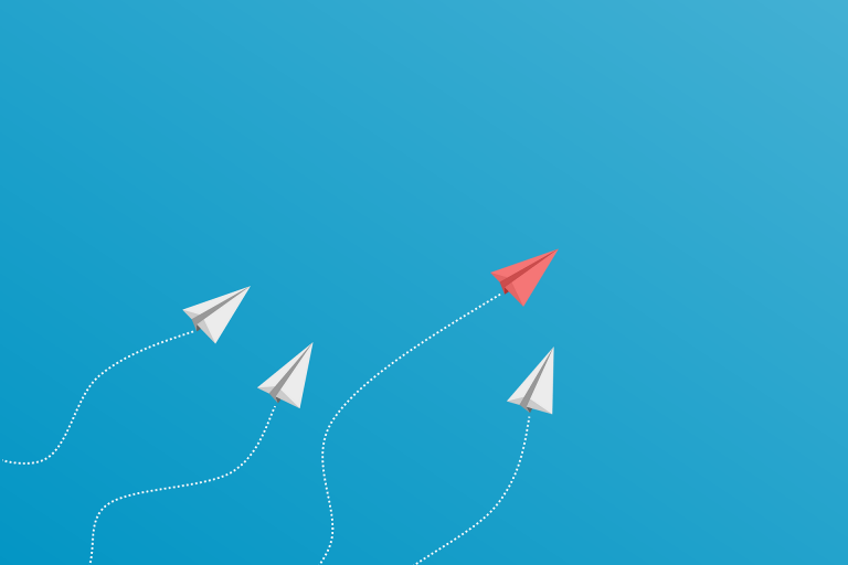 Paperilennokit sinisellä taustalla.