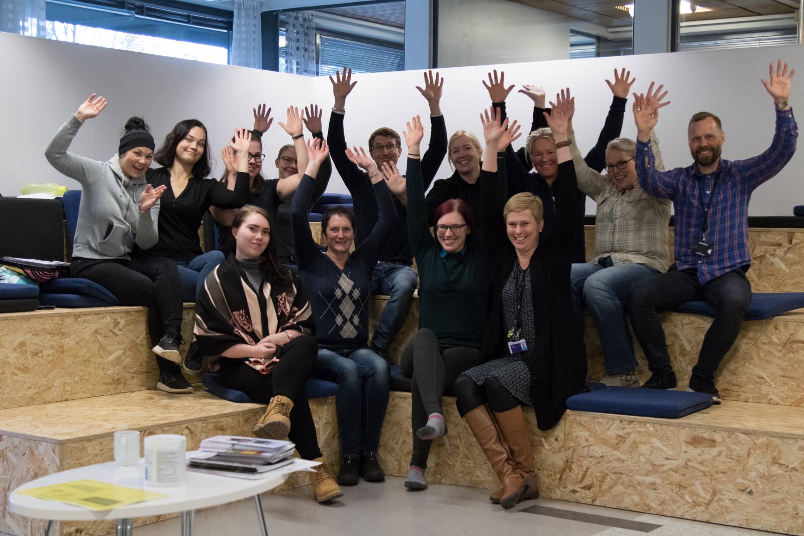 Talliyrittäjän fysiikka -koulutukseen osallistui iloista porukkaa. Oikealla ylärivissä kouluttaja Ilkka Piiroinen TAMKista.