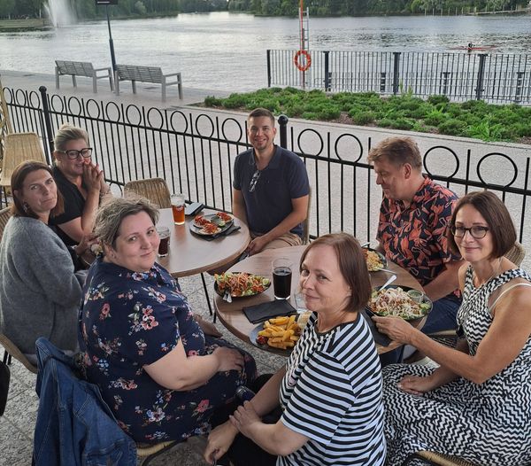 Luokkakokoukseen osallistuneet pöydän ääressä, seitsemän henkilöä.