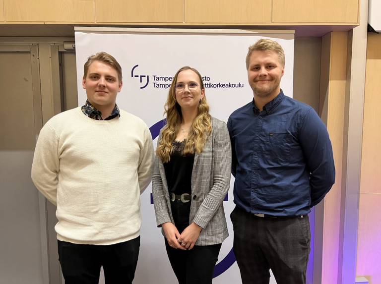 Tuloksellinen myyntityö -opintojakson finalistit ryhmäkuvassa.