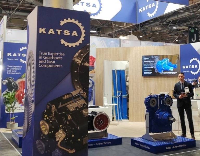 Blogin päähenkilö seisoo messuständillä