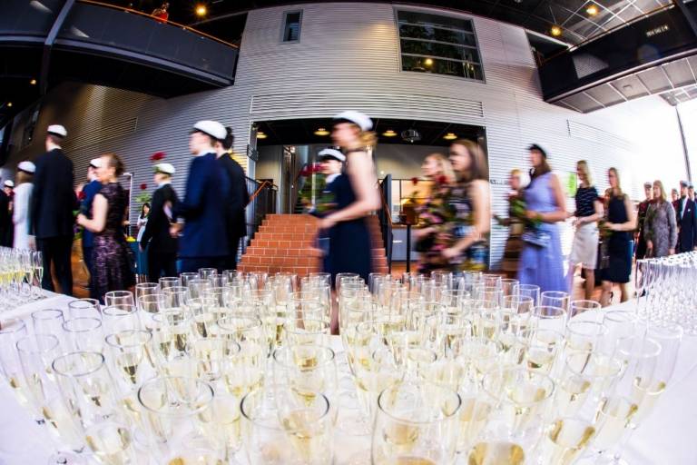 Kuohuviinilaseja, valmistuneiden opiskelijoiden kulkue