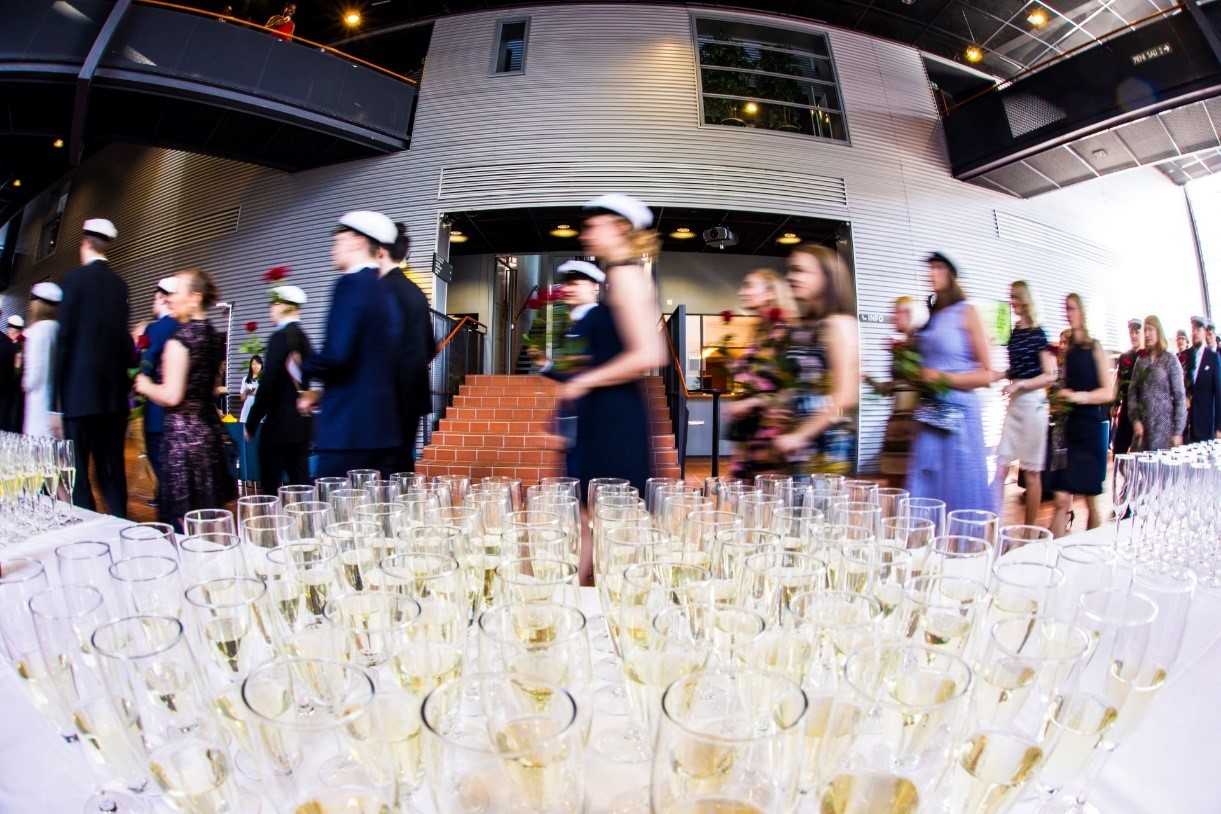 Kuohuviinilaseja, valmistuneiden opiskelijoiden kulkue