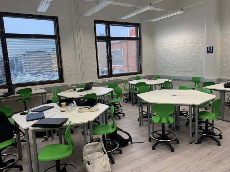 Luokkahuonetila ilman opiskelijoita