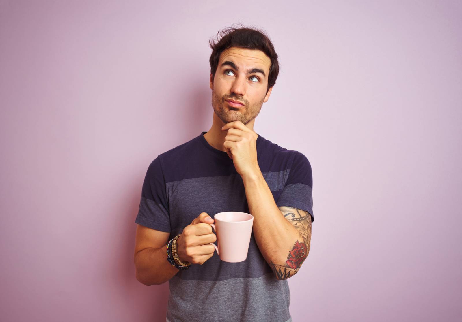 Mies pohtii jotain kahvikuppi kädessään