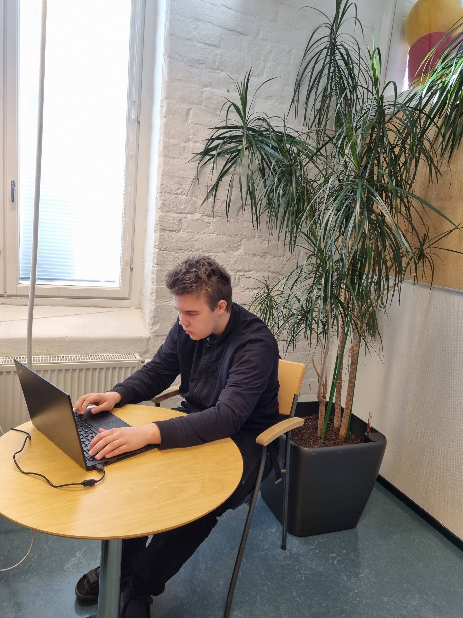 TET-harjoittelija Tuomo Turunen työpisteellään.