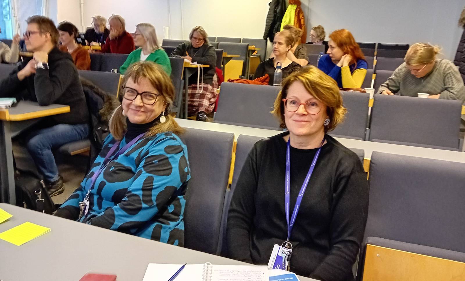 Seminaariyleisöä. Etualalla Katariina Hakala ja Tarja Juurakko-Koskinen TAOKista.