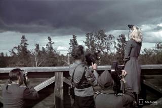 Ilmavalvonta lotta kiikaroi taivaalle