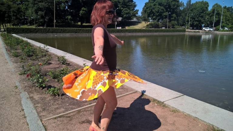 Kuva Sissistä tanssimassa.