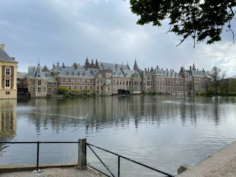 Vesistöä, jonka takana näkyy suuria rakennuksia.