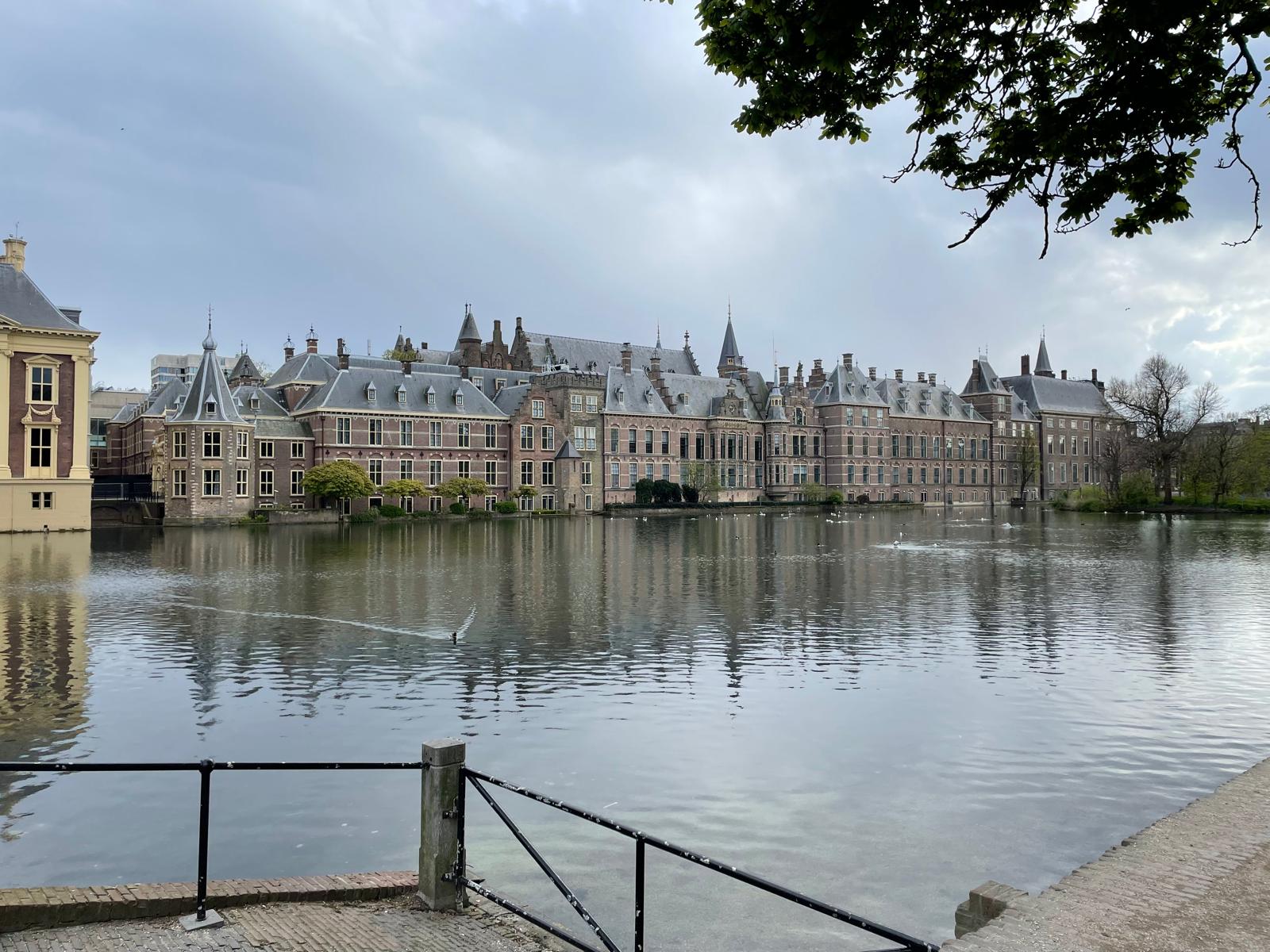 Vesistöä, jonka takana näkyy suuria rakennuksia.