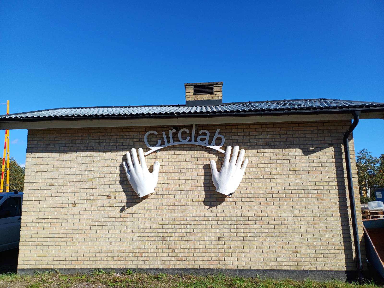 Kuva tiiliseinästä, jossa lukee "Circlab".