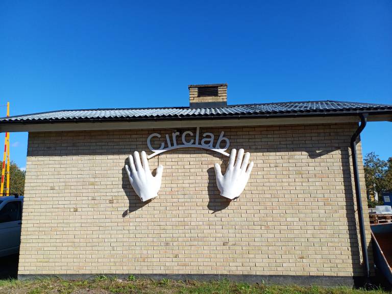 Kuva tiiliseinästä, jossa lukee "Circlab".