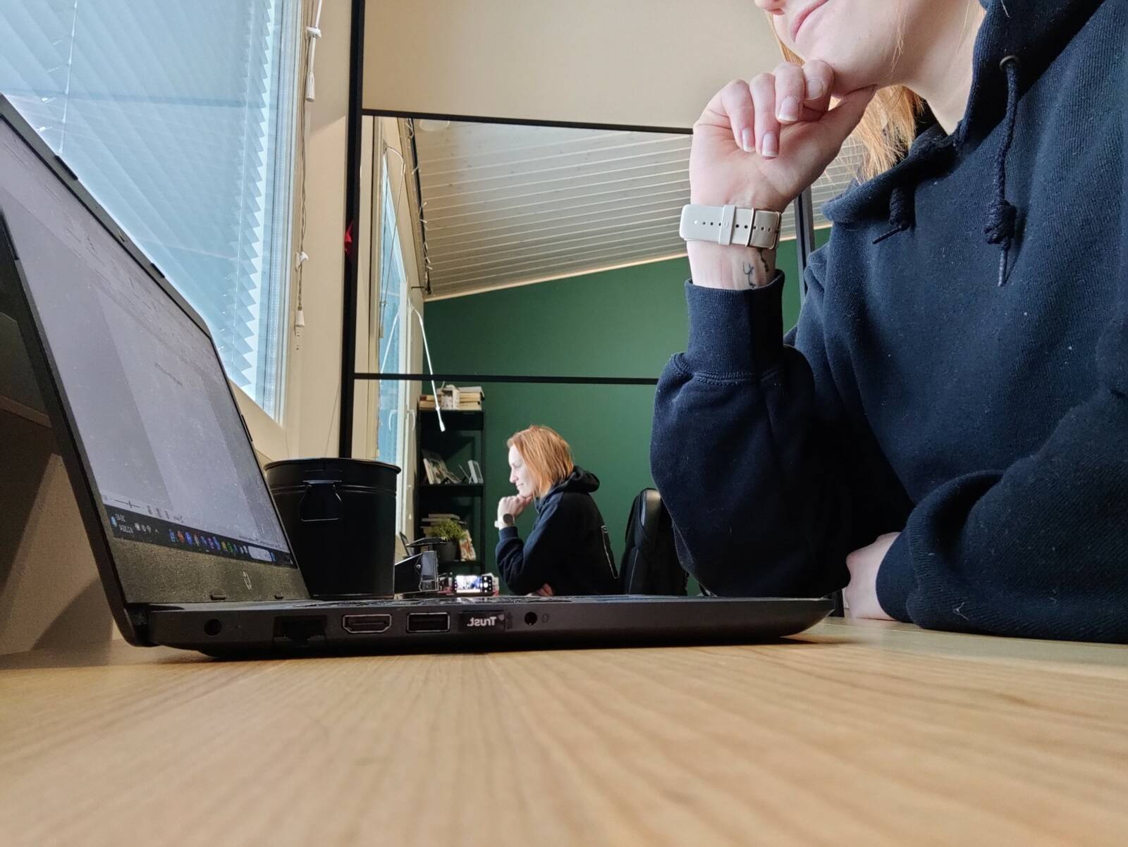 Kuvassa henkilö katsoo kannettavaa tietokonetta.