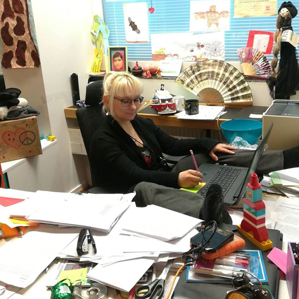 Pauliina Ilmonen työhuoneessaan