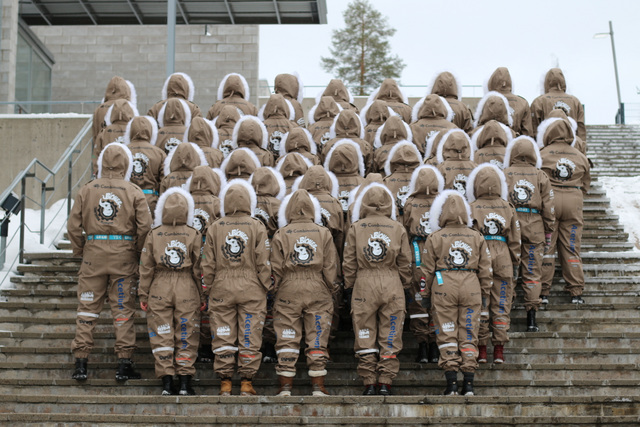 Kuvassa bionerin opiskelijoita, joilla päällä uudet samppanjankultaiset haalarit.