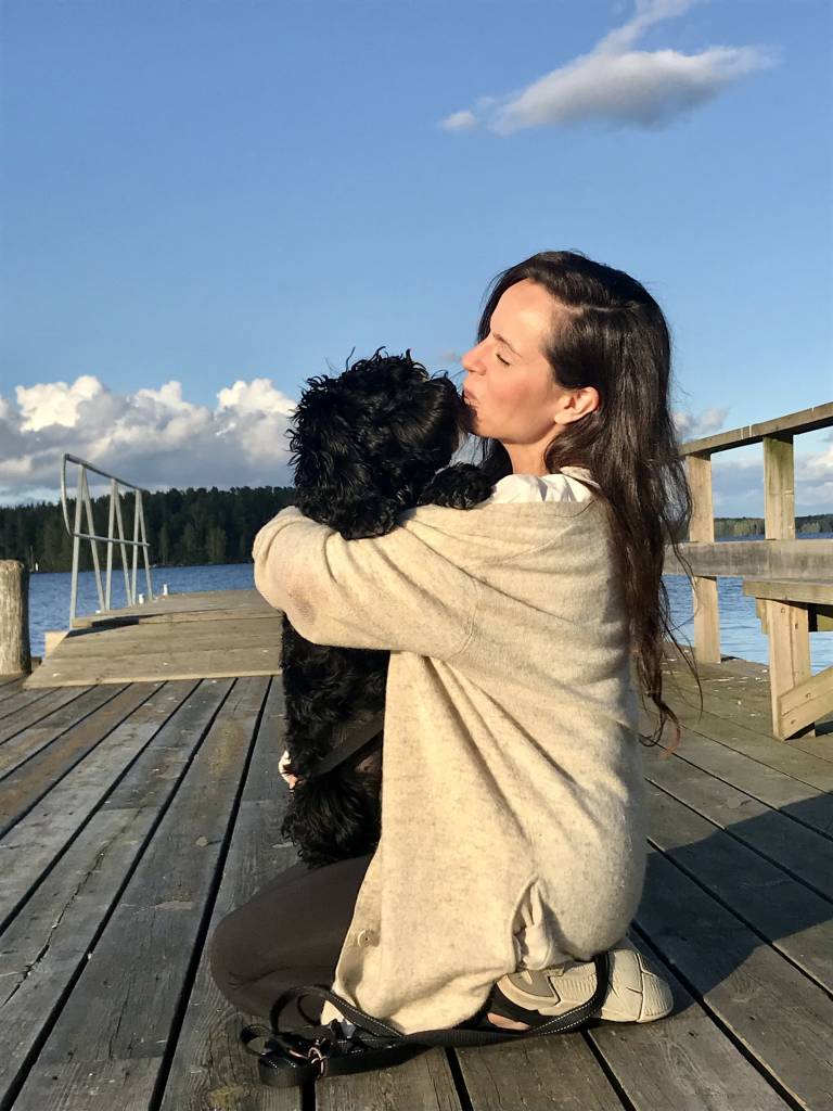 Mari koiransa Bondin kanssa-