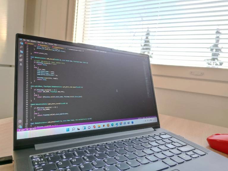 Ohjelmoinnin opiskelua, kuva: Sini Kivioja