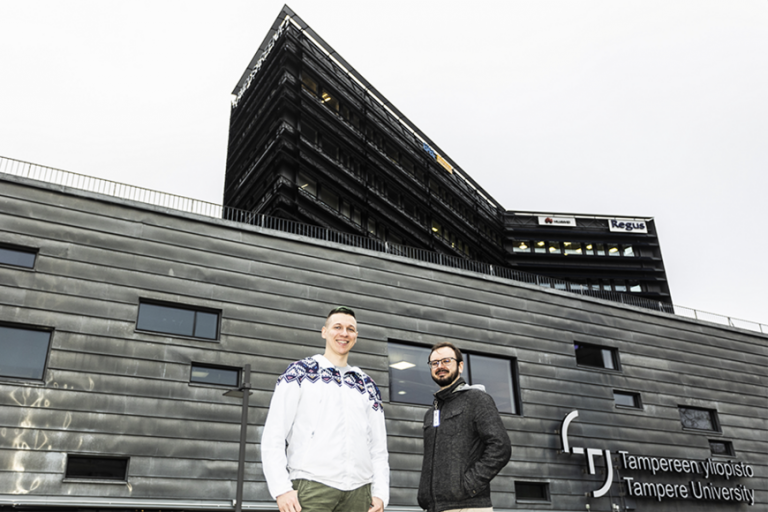 Roman Kovalchukov ja Joonas Säe Tampereen yliopiston kampuksella