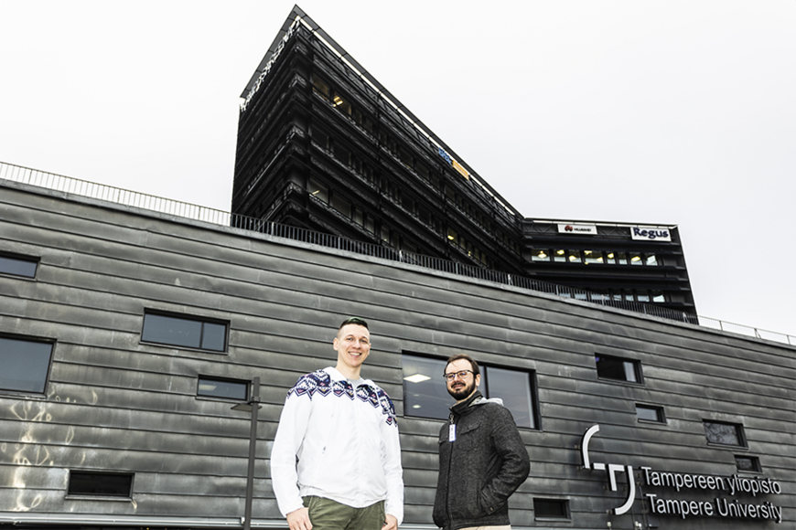 Roman Kovalchukov ja Joonas Säe Tampereen yliopiston kampuksella