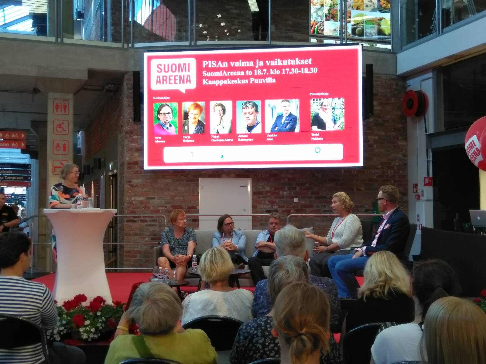 Panelistit keskustelevat SuomiAreenan lavalla