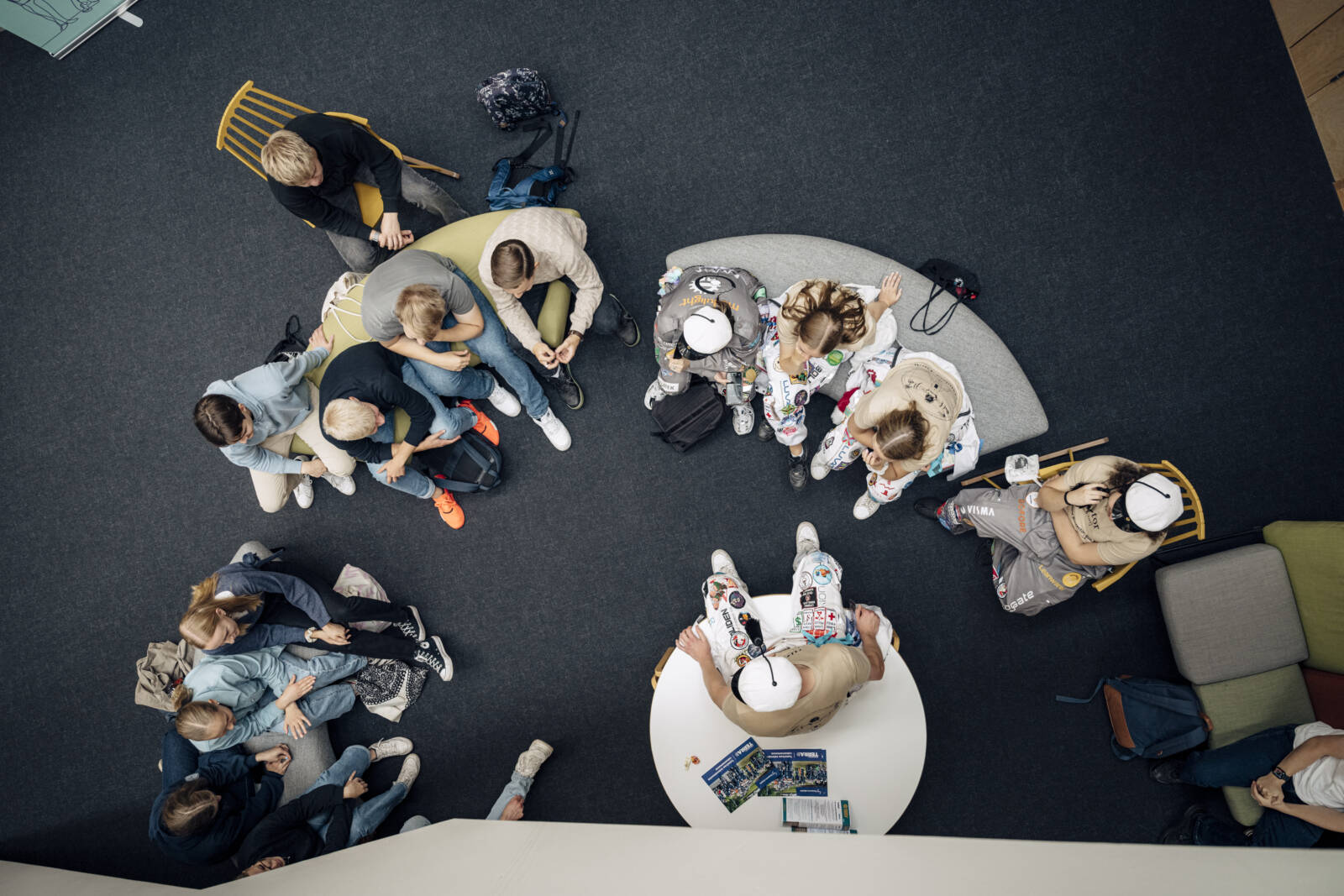 Yliopisto-opiskelijoita tutustumassa toisiinsa.