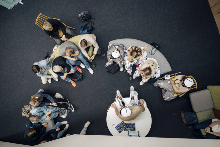 Yliopisto-opiskelijoita tutustumassa toisiinsa.