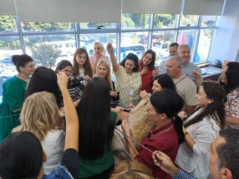 Kuvassa albanialaisia opettajia ryhmäytymistehtävässä.