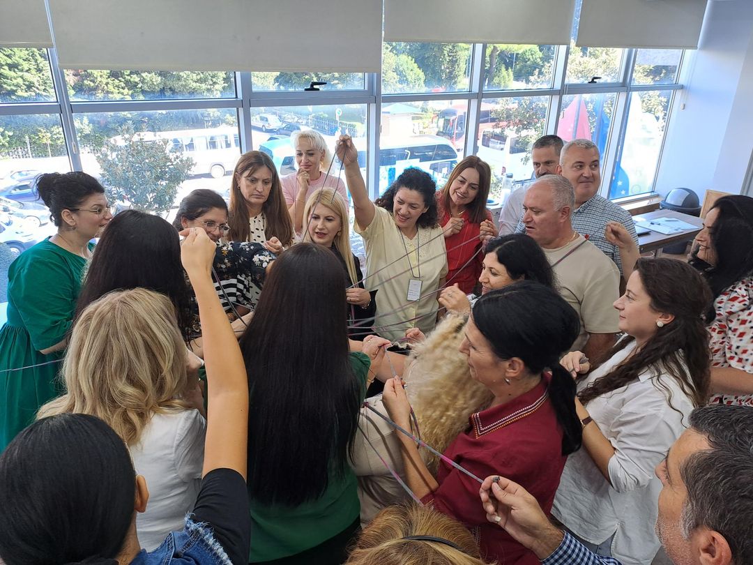 Kuvassa albanialaisia opettajia ryhmäytymistehtävässä.