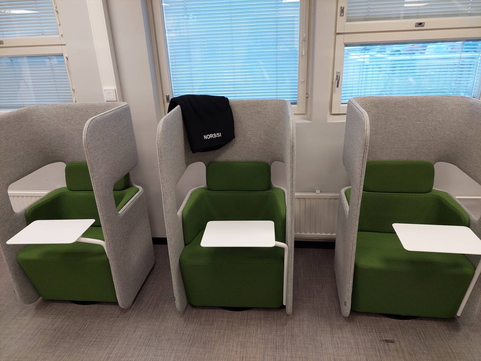 Kuvassa kolme Martelan Podseat -tuolia ja viltti, jossa lukee Norssi