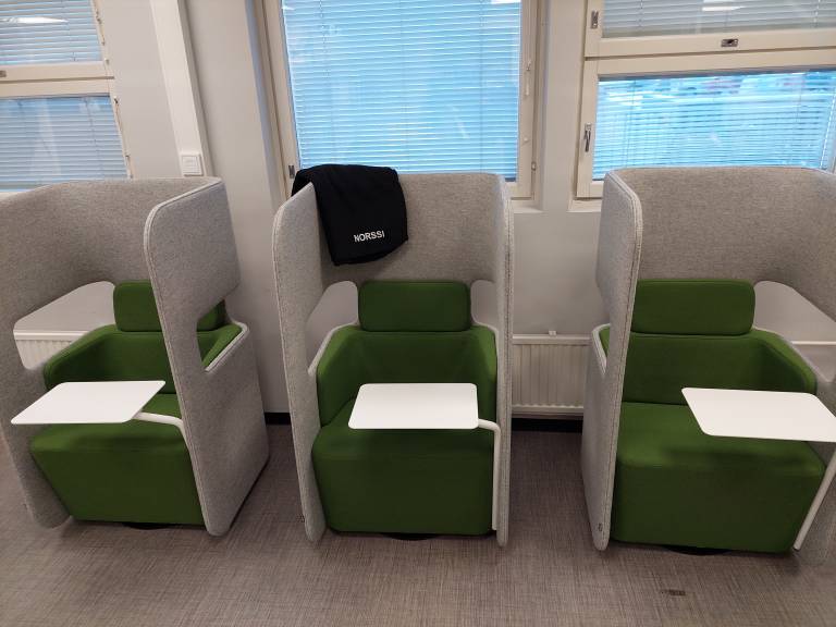 Kuvassa kolme Martelan Podseat -tuolia ja viltti, jossa lukee Norssi