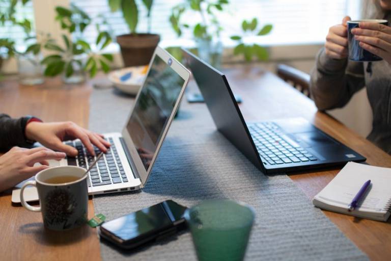 Kaksi työskentelijää tietokoneilla.