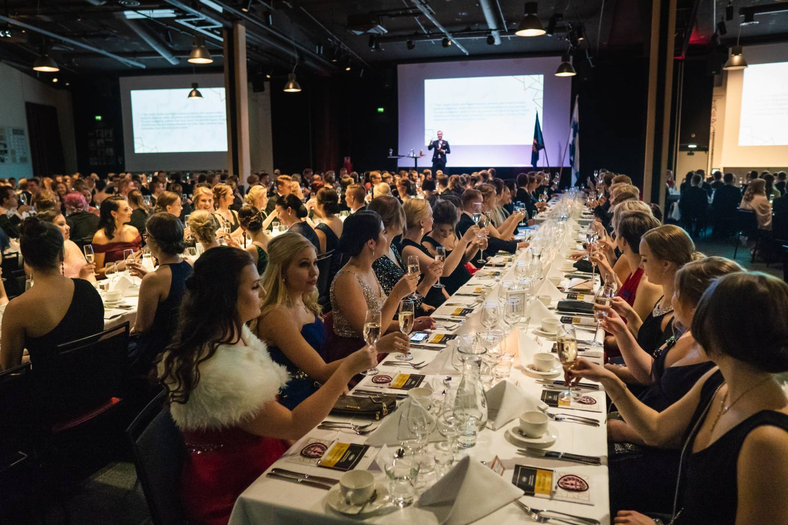 Opiskelijoita vuosijuhlissa