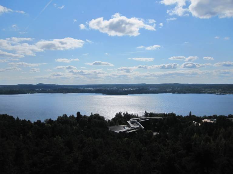 Järvinäkymä ja metsää ylhäältä kuvattuna.