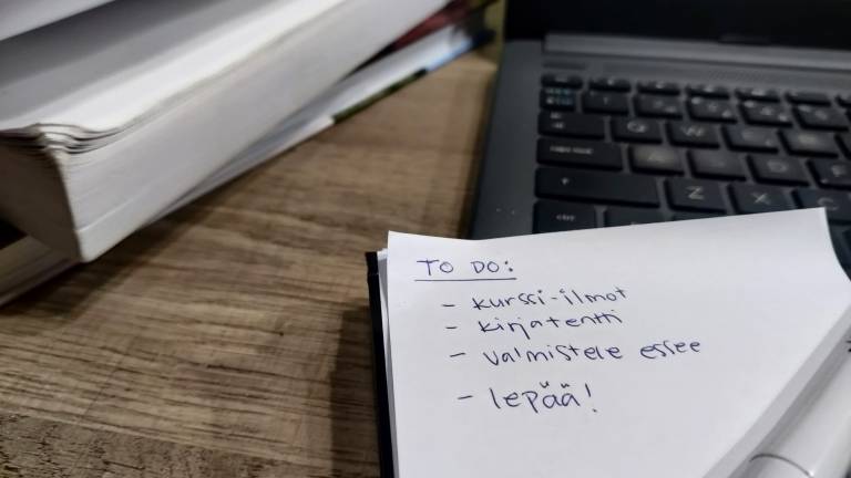 To do -lista: kurssi-ilmot, kirjatentti, valmistele essee, lepää!