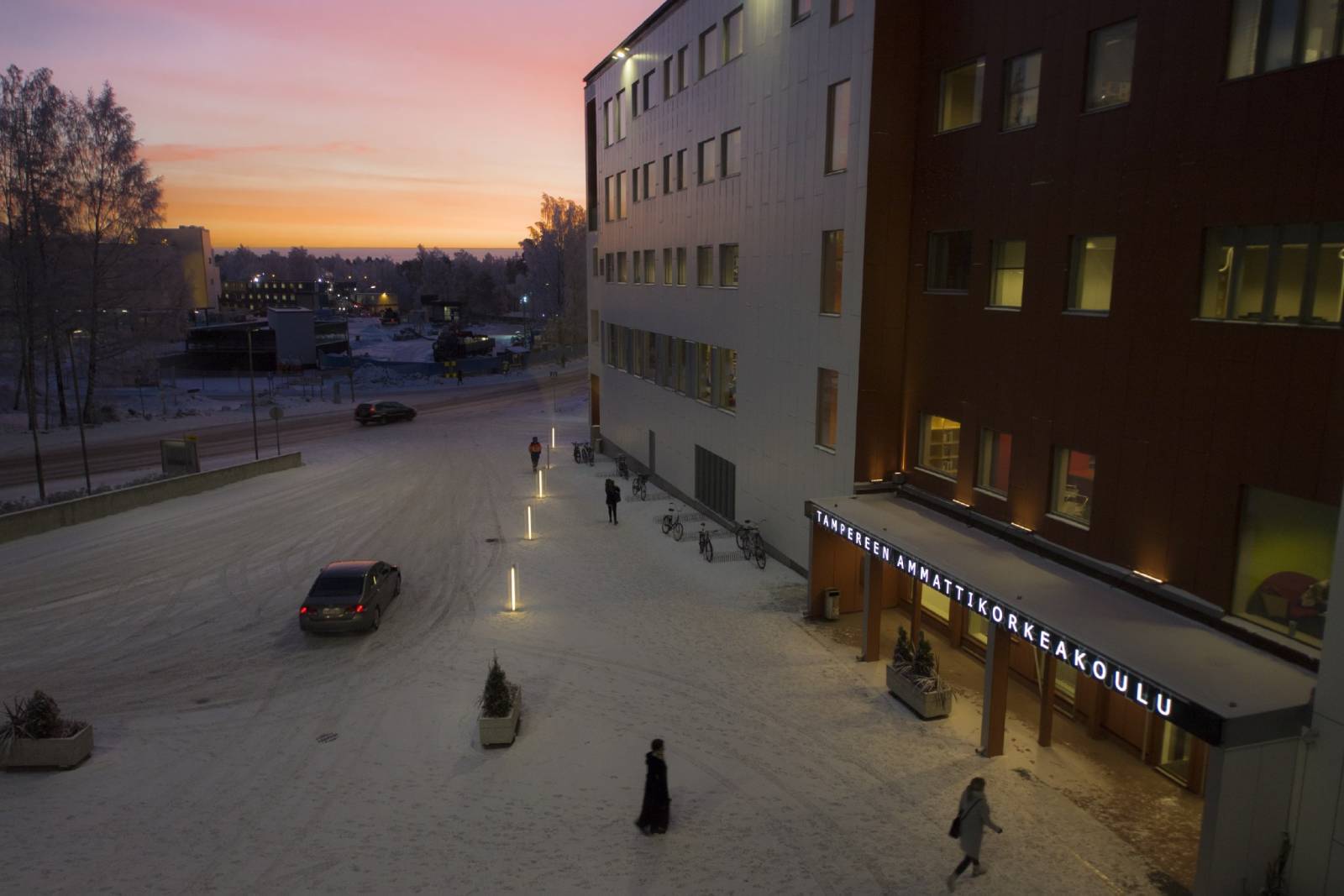 Tamkin päärakennus kuvattuna auringonnousussa.